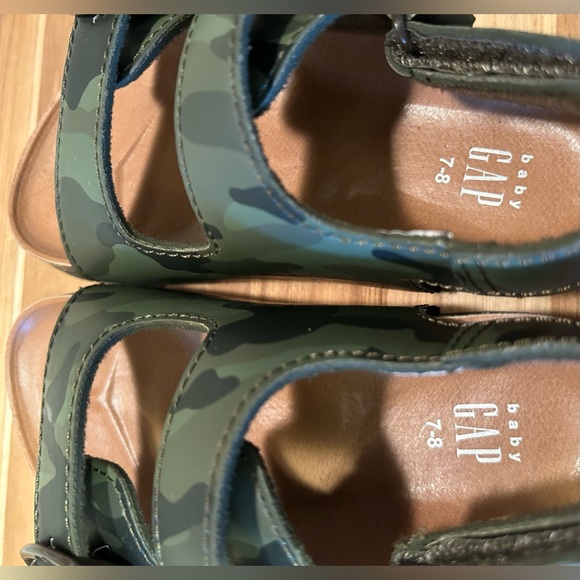 2 PAIR! GAP Toddler Buckle Sandals Camo and Heather Grey SIZE 7-8 - Picture 5 of 10